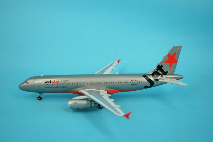 http://i465.photobucket.com/albums/rr20/up2dsky89/Phoenix/JetStarA320-1.jpg