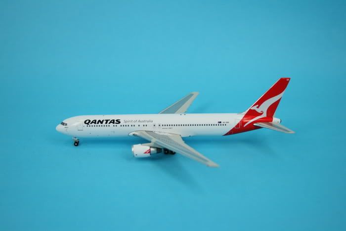 http://i465.photobucket.com/albums/rr20/up2dsky89/Phoenix/QantasB767.jpg
